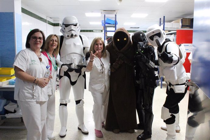 Málaga.- Personajes de la saga Star Wars visitan a los niños ingresados en el Ho