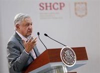 López Obrador firma un compromiso para no ser reelegido en el cargo