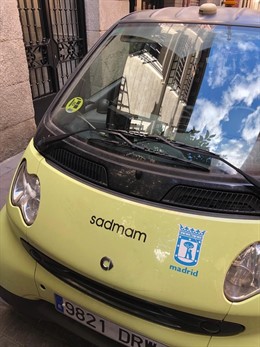 Un coche de Medio Ambiente del Ayuntamiento con distintivo B aparca dentro de Ma