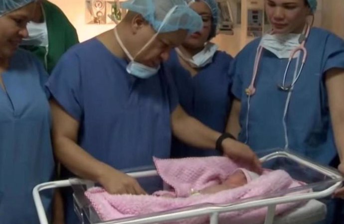 Nace una bebé embarazada de su hermano gemelo y es sometida a una cesárea urgent