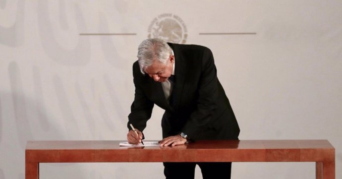 México.- López Obrador se compromete por escrito a no buscar la reelección en 20