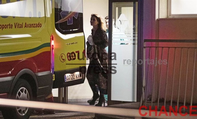 Enrique Ponce llega a Madrid en ambulancia y al lado de Paloma Cuevas, su mejor 