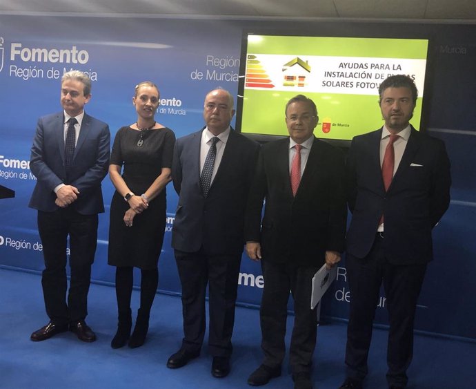 El consejero de Fomento e Infraestructuras, Patricio Valverde, presenta las ayud