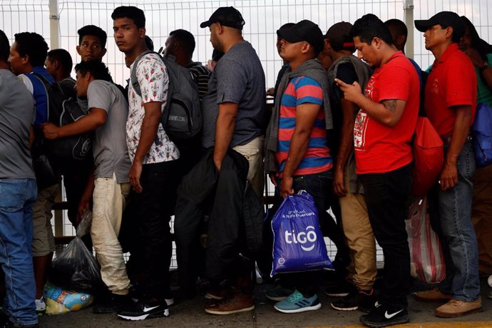 Centroamericanos esperando para entrar en México