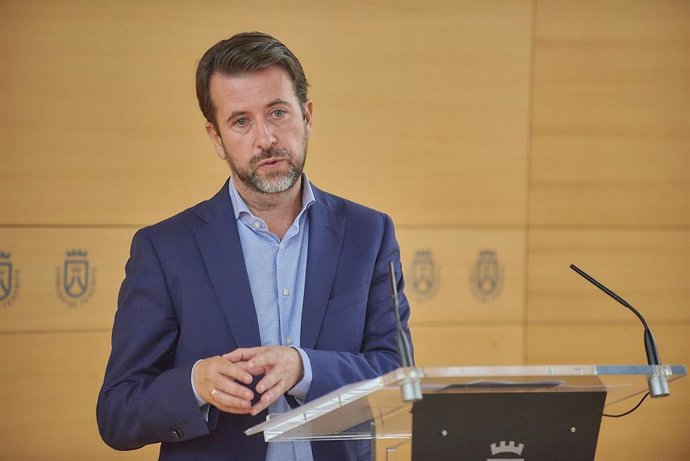 Alonso afirma que el tren es "irrenunciable" pero admite que no es la solución a