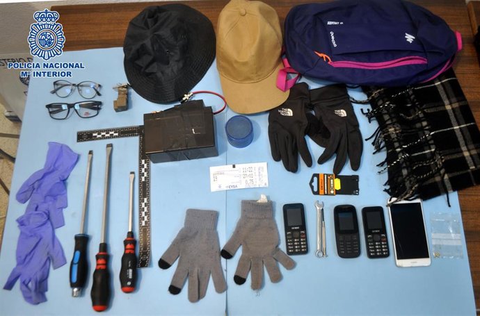 Sucesos.- La Policía detiene a cuatro hombres como autores de tres robos en domi