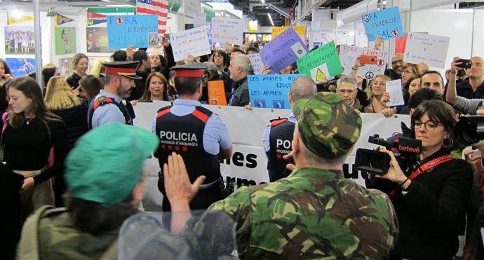 Fira.- Desmilitaritzem l'Educació protesta por la presencia del Ejército en el S