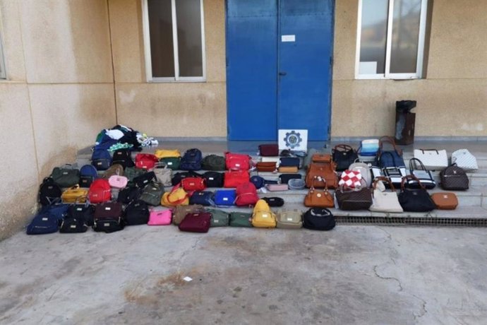 La Policía Local de Cartagena decomisa 181 productos de imitación en Cabo de Pal