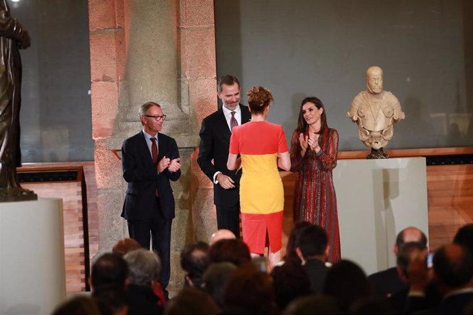 La Reina Letizia se declara fan del atrevido vestido de Ágatha Ruiz de la Prada