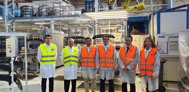 Mañueco promete 130 millones para la cobertura de internet y televisión, y 60 pa