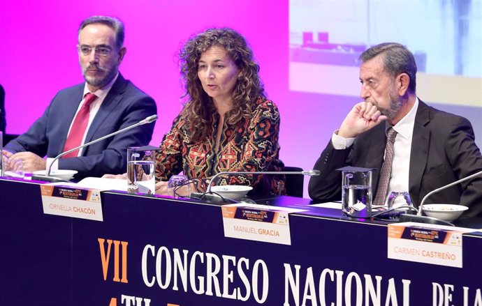 En Sevilla, la presidenta de Puertos del Estado, Ornella Chacón; el consejero de