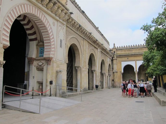 Un grupo de turistas en el Patio de los Naranjos de la Mezquita
