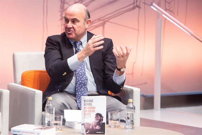 Luis de Guindos participa en la presentación del libro 'Un hombre con buena suer