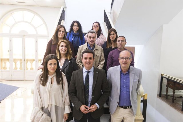 El presidente de Diputación, Javier A. García, con los ocho nuevos funcionarios.