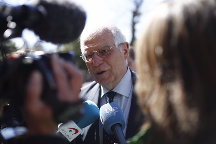 El ministro de Asuntos Exteriores, Josep Borrell, inaugura una exposición en la 