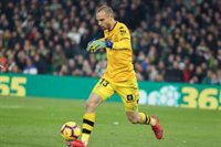 Pau López entrena de forma limitada por un problema cervical