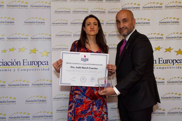 COMUNICADO: La psicóloga Judit March recibe el premio a la mujer emprendedora po