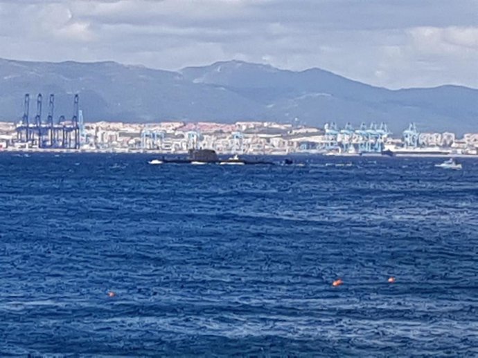 Cádiz.- El submarino nuclear 'HMS Ambuch' abandona el puerto de Gibraltar