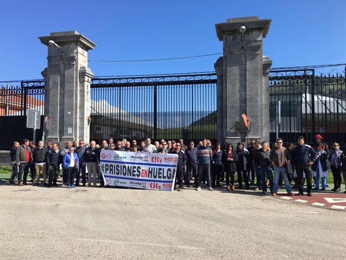 Trabajadores de El Dueso se concentran ante el aumento de agresiones en las cárc