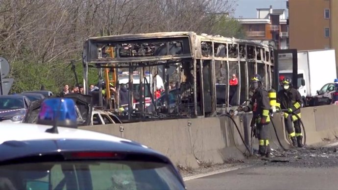 Italia.- Un conductor prende fuego a un autobús escolar en Italia para protestar
