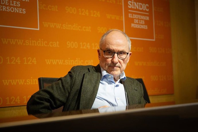 El Síndic de Greuges, Rafael Ribó, informa de su resolución sobre la presencia d