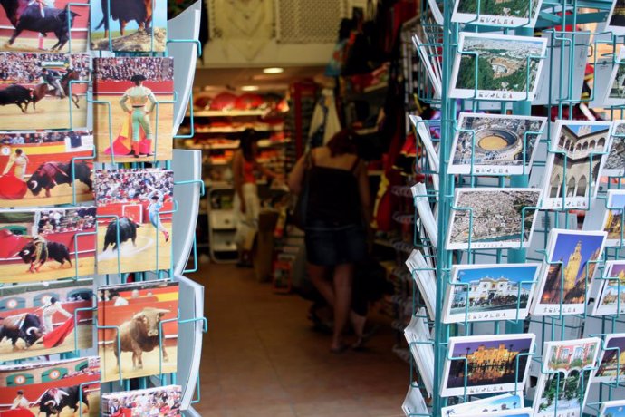 Turistas recorriendo Sevilla