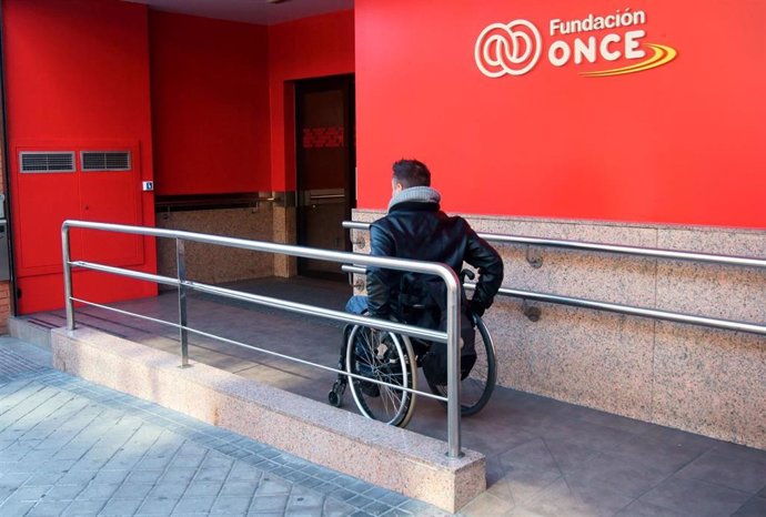 Empleado con discapacidad en la sede de la ONCE