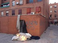 Nuevos disturbios en Vallecas con fuego y lanzamiento de objetos frente a la casa del presunto asesino de un vecino