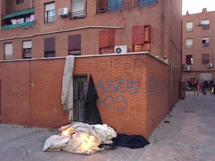 Disturbios en Vallecas (Madrid) con fuego y lanzamiento de objetos frente a la c