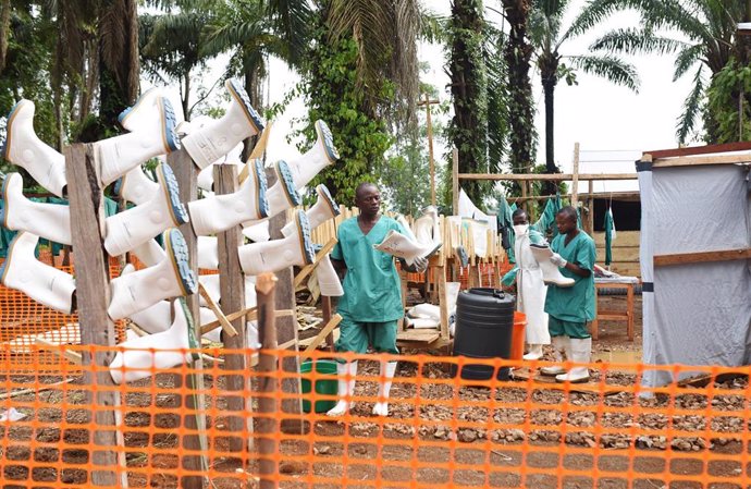 Trabajadores en el centro de tratamiento contra el ébola en Mangina