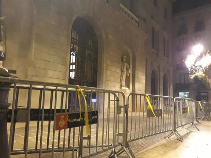 28A.- Un Activista Vuelve A Poner Lazos En La Plaza Sant Jaume De Barcelona