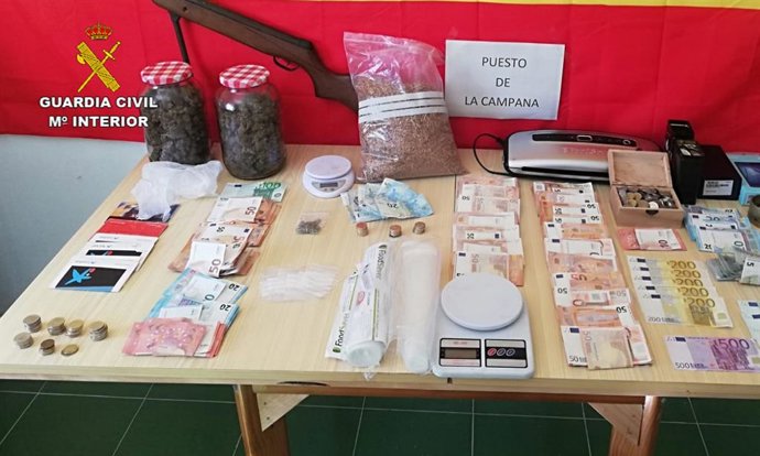 Sevilla.- Sucesos.- Detenidos un matrimonio, sus hijos y la novia de unos de ell