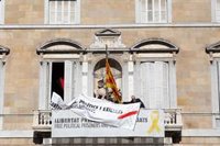 La Generalitat cubre el lazo amarillo de su fachada, pero mantiene una pancarta por los presos con un lazo blanco