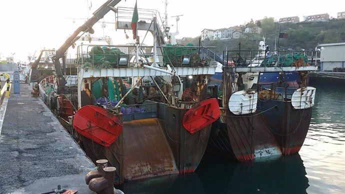 Retenidos tres pesqueros con bandera portuguesa en Pasaia por alterar las zonas 