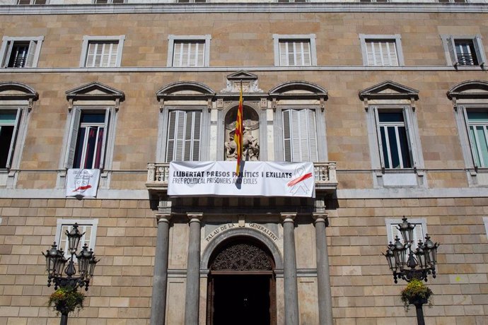 28A.- La Generalitat Cuelga Una Segunda Pancarta A Favor De La Libertad De Expre