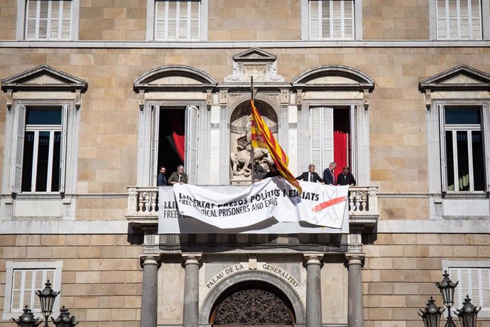 El Govern de la Generalitat cambia el lazo amarillo de su edificio por uno blanc