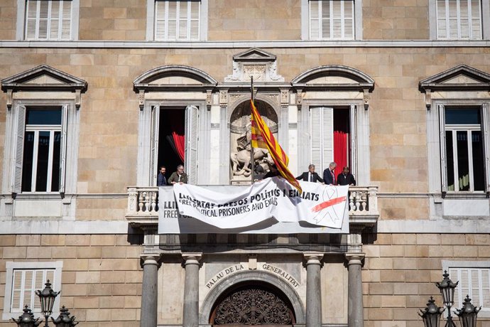 El Govern de la Generalitat canvia el lla groc del seu edifici per un blanc