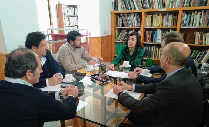 Huelva.- Arquitectos, aparejadores y empresarios de la construcción se reúnen pa