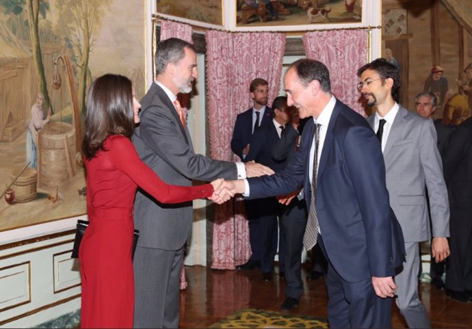 La Reina Letizia regresa al rojo para dar la bienvenida a la primavera