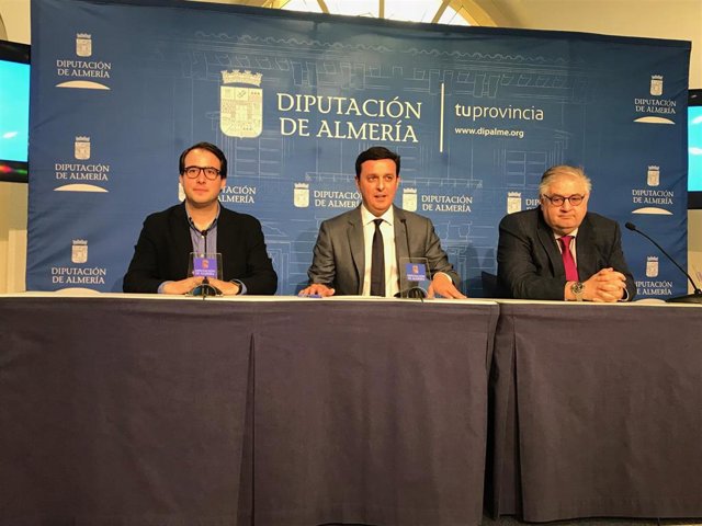 El presidente de Diputación, J. A. García, con diputados Presidencia y Hacienda.