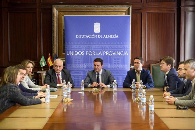 Javier A. García y Óscar Liria, con la directiva de los ingenieros de caminos.