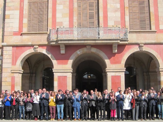 Torra, Torrent, el Govern i partits sobiranistes es concentren per reclamar la