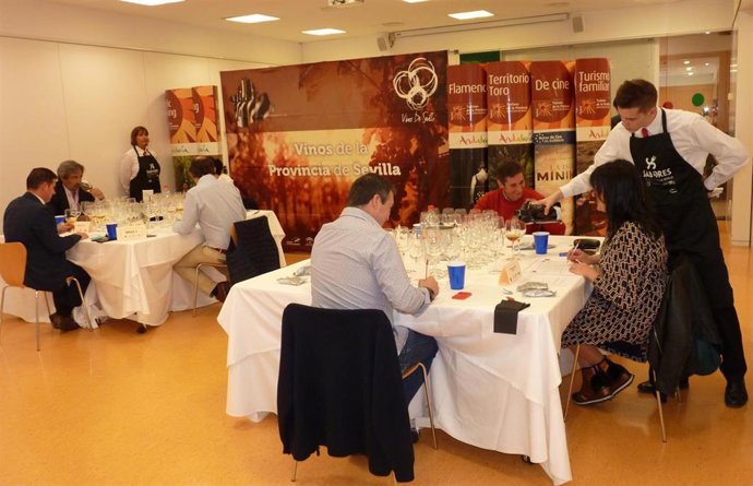 Sevilla.- El jurado del IV Premio Vinos de la Provincia realiza una cata a ciega