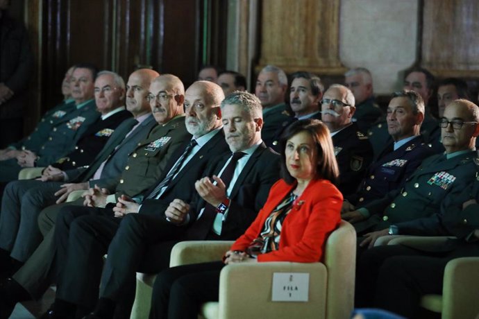 Robles recuerda a quienes rechazan al 'Juan Carlos I' en Getxo los militares mue