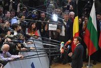 Macron aboga por una prórroga "lo más corta posible" y a condición de que se apruebe el acuerdo del Brexit