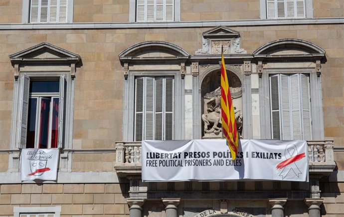 El Govern de la Generalitat cambia el lazo amarillo de su edificio por uno blanc