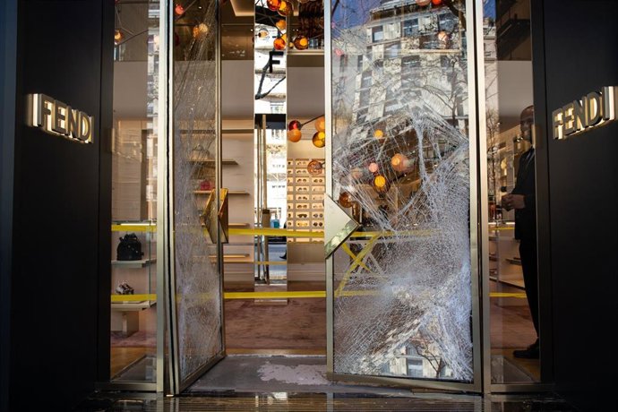 Robo con alunizaje en una tienda de la marca FENDI situada en la calle Passeig d