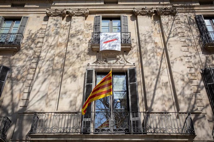 Edificios públicos de Catalunya cambian los lazos amarillos por símbolos similar