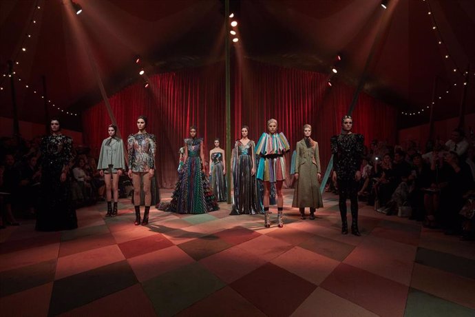 Dior esconde en un circo todas las tendencias de esta temporada