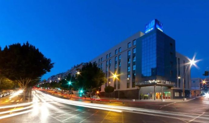 CCOO y UGT lamentan el cierre de un hotel en Almería que deja "sin recursos" a 4